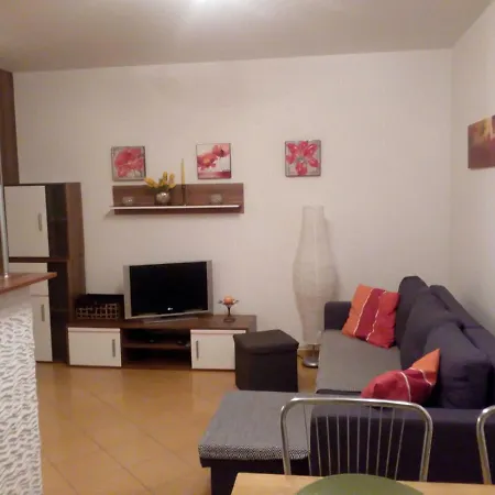 Апартаменти Tosia Miesci Sie W Poblizu Plazy Zachodniej 450 M. Do Dyspozycji Jest Tez Maly Ogrodek Z Miejscem Na Wypicie Porannej Kawy. Na Osiedlu Sasiadujacym Ze Sklepem Netto Oraz Zabka, Znajduje Sie Plac Zabaw Dla Dzieci Oraz Boisko Do Gry W Pilke.