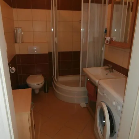 Tosia Mieści Się W Pobliżu Plaży Zachodniej 450 M. Do Dyspozycji Jest Też Mały Ogródek Z Miejscem Na Wypicie Porannej Kawy. Na Osiedlu Sąsiadującym Ze Sklepem Netto Oraz żabką, Znajduje Się Plac Zabaw Dla Dzieci Oraz Boisko Do Gry W Piłkę. *