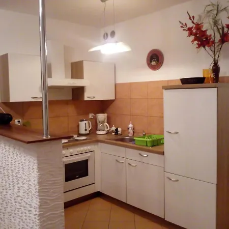 Apartment Tosia Miesci Sie W Poblizu Plazy Zachodniej 450 M. Do Dyspozycji Jest Tez Maly Ogrodek Z Miejscem Na Wypicie Porannej Kawy. Na Osiedlu Sasiadujacym Ze Sklepem Netto Oraz Zabka, Znajduje Sie Plac Zabaw Dla Dzieci Oraz Boisko Do Gry W Pilke.