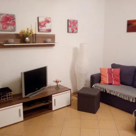 Апартаменти Tosia Miesci Sie W Poblizu Plazy Zachodniej 450 M. Do Dyspozycji Jest Tez Maly Ogrodek Z Miejscem Na Wypicie Porannej Kawy. Na Osiedlu Sasiadujacym Ze Sklepem Netto Oraz Zabka, Znajduje Sie Plac Zabaw Dla Dzieci Oraz Boisko Do Gry W Pilke.